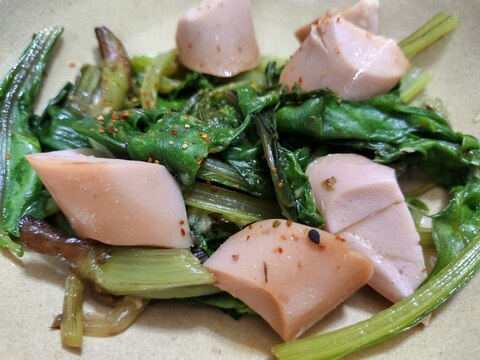 山ほうれん草と魚肉ソーセージの炒め物